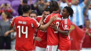 Ángel Di María recibe el saludo de sus compañeros del Benfica luego de marcar uno de sus dos goles ante Auckland City.