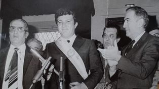 10 de diciembre de 1983, Vernet asumiendo como gobernador de Santa Fe. A la izquierda, su vice, Aurelio Martínez,