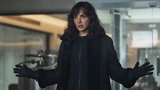 Gal Gadot encarna en Agente Stone a Rachel Stone, una aparente técnica poco experimentada en una unidad de élite del servicio de inteligencia británico MI6.