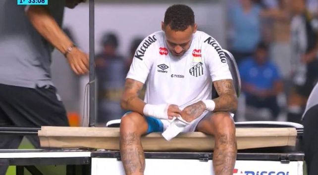 Neymar salió reemplazado a los 34 minutos del primer tiempo en el duelo de este miércoles ante Atlético Mineiro por el Brasileirao.