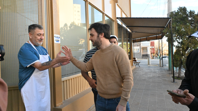 Ignacio Torres saluda a vecinos tras confirmarse su triunfo en las elecciones de ayer.&nbsp;
