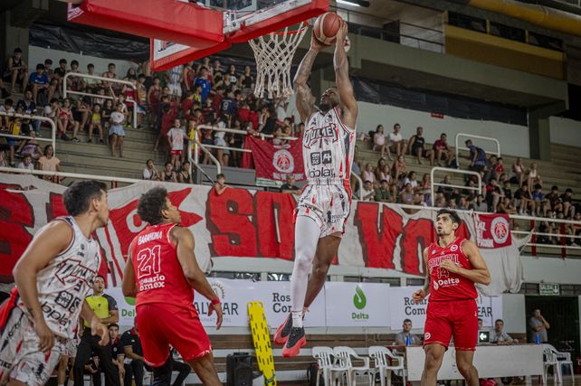 Belleza. El ecuatoriano Barahona deleitó al público con sus volcadas en una nueva presentación de Provincial en la Liga Argentina de Básquet.