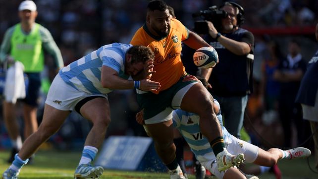 Julián Montoya tacklea a Taniela Tupou. El capitán marcó un try en su partido número 100 de Los Pumas ante Australia.