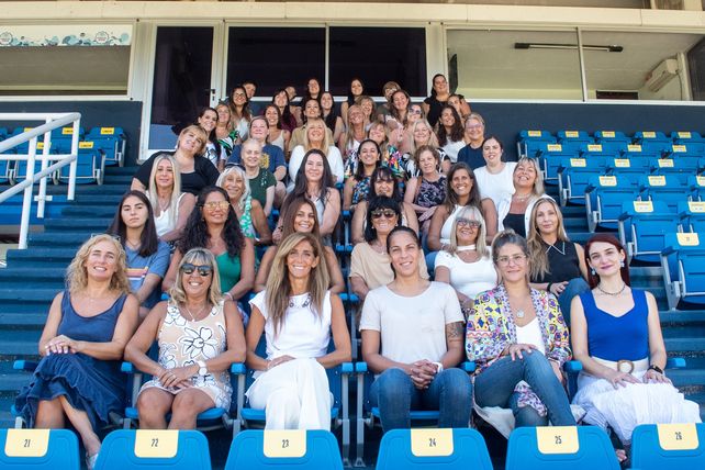 Con Cristinziano a la cabeza, las mujeres que participaron de la reunión posan para la foto en la platea del Gigante.