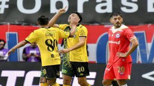 Aldosivi dio el golpe en La Paternal: ganó su primer partido y le sacó el invicto a Argentinos.