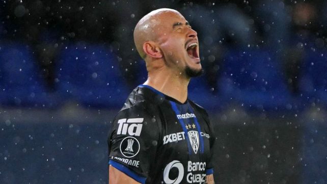 El ex-Newells Cocoliso González metió dos de los tres goles de Independiente del Valle ante Universidad Central de Venezuela