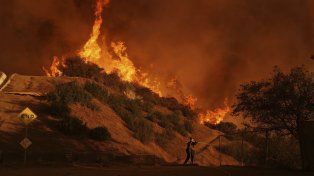 Más de 14.000 efectivos trabajan en el incendio de Los Ángeles.