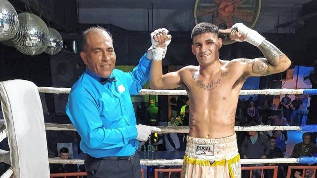 El santafesino Kevin Furrer del Willie Pep volvió a ganar en el festival de boxeo realizado en Villa Dora.