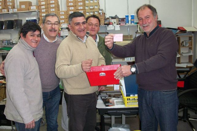 Se realizó el sorteo del sillón de corte que regalaron UNO y Raffi