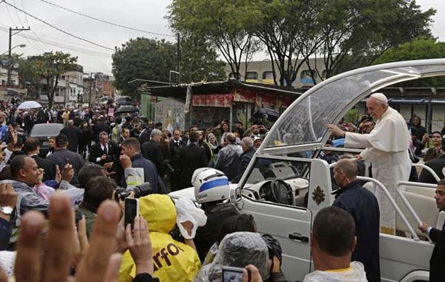 Francisco I conmocionó a los brasileños con su histórica visita a la favela de Varginha
