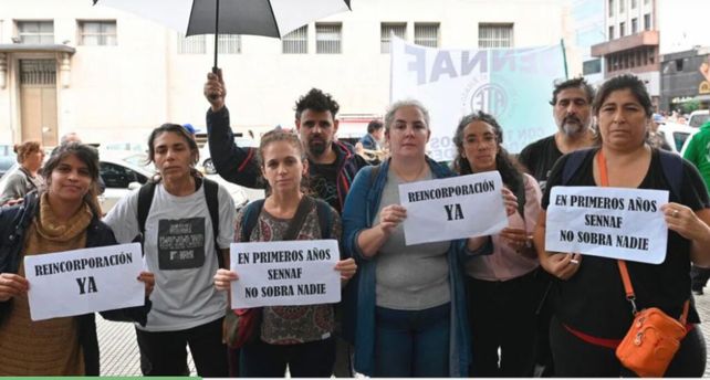 Asistentes y trabajadores involucrados en el programa reclaman el atraso en el pago.