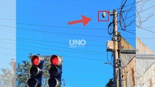 Cámara clave. En la esquina de Calquines y Dorrego hay un domo de seguridad que habría registrado con claridad el paso del vehículo en fuga instantes después del choque y abandono del menor.&nbsp;