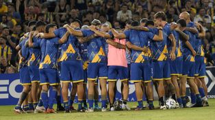 Todos unidos triunfaremos. Los jugadores de Rosario Central, en el último partido ante Sarmiento. Ahora visitan a Boca en La Bombonera.