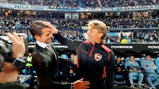 Gago y Heinze bromean antes de la victoria leprosa en el Cilindro.