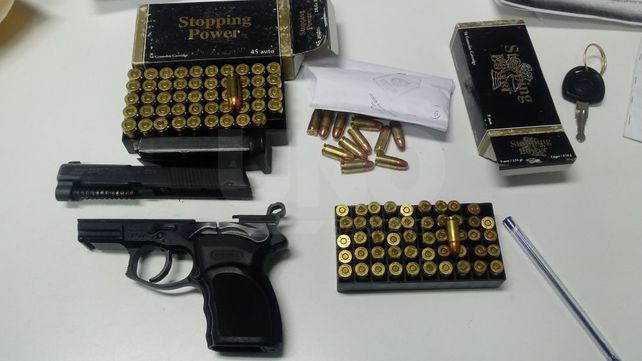 Detuvieron a una pareja con un arma de guerra y 111 balas