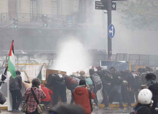 Hubo al menos ocho uniformados heridos y más de 30 detenidos (entre ellos dos adolescentes de 14 y 17 años).