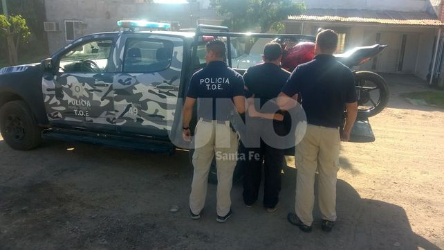 Detuvieron a un hombre que incendió la casa de su expareja con su hijas adentro