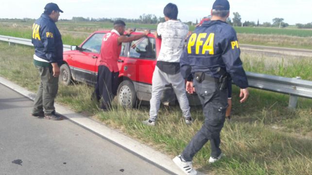Detuvieron a dos repartidores de cocaína y marihuana con las manos en la masa