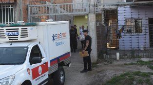 Los peritos retiran el cuerpo de Roberto Acosta de la casa de pasillo de Avellaneda al 4400 donde lo encontraron asesinado.