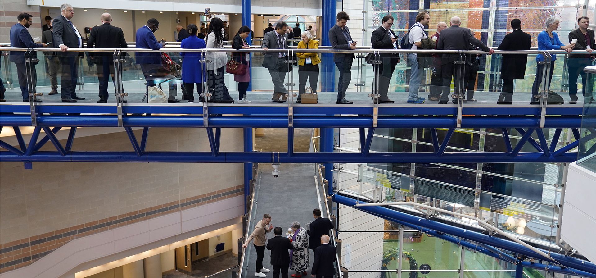 Los delegados hacen cola para ingresar al salón principal antes del discurso de la primera ministra británica Liz Truss durante la conferencia anual del Partido Conservador en el Centro Internacional de Convenciones de Birmingham, Inglaterra, el miércoles 5 de octubre de 2022.