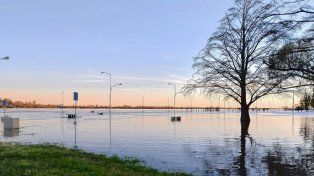 La postal de la costanera de Concordia evidencia el avance del Uruguay, que en principio no tiene un gran impacto.