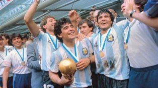 Para la historia. Maradona sostiene la Copa del Mundo tras ser campeón del Mundial de México en 1986.