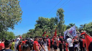 Los hinchas de Colón se agolparon en la puerta del predio 4 de Junio para alentar a los jugadores.