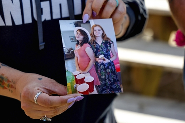 Asleigh muestra una foto de su hija Brittany Brewer y amiga Ivy Webster, las dos asesinadas por un hombre, el que también habría dado muerte a otros tres menores en su casa. 