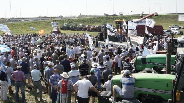 Unos 500 productores rurales se convocaron este martes para protestar contra las medidas del gobierno.&nbsp;