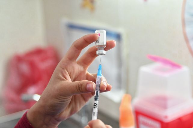 La gestión provincial adquirió 160 mil dosis (80 mil esquemas completos) de vacunas contra el dengue con una inversión de 4.500 millones de pesos. La población: 40 mil adolescentes entre 15 a 19 años.