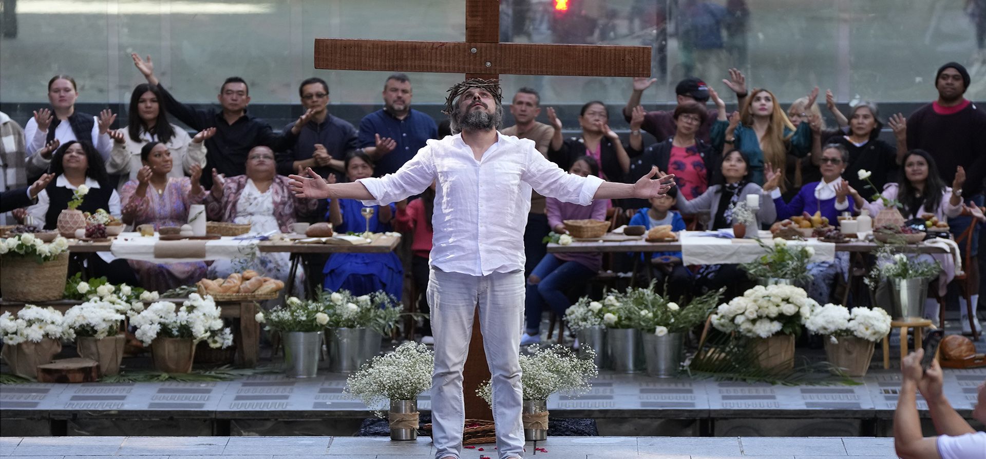 Rafael Haddad se para frente a una cruz mientras interpreta a Jesús mientras los miembros de la iglesia Wesley Mission realizan una interpretación moderna de la crucifixión de Cristo en Sydney, durante las conmemoraciones del Viernes Santo el viernes 7 de abril de 2023. (AP Photo/Rick Rycroft)