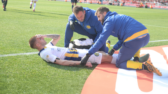 Agustín Módica recibe la asistencia del cuerpo médico de Central segundos después de lesionarse.