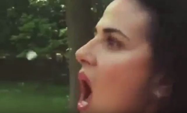 Reapareció la mujer que se hizo famosa hace dos décadas con un impresionante truco con un chicle que hizo famosa a una mujer