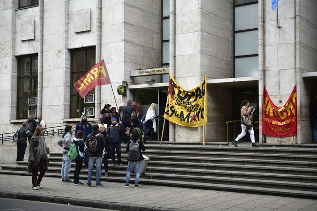 Militantes barriales y allegados a Barquilla se hicieron ver y oír en la puerta de Tribunales.