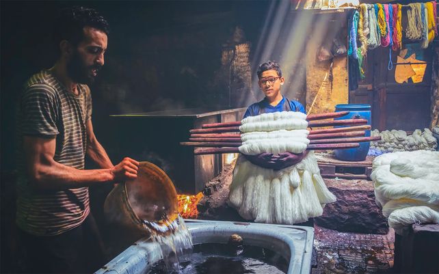 El hijo ayuda a su padre