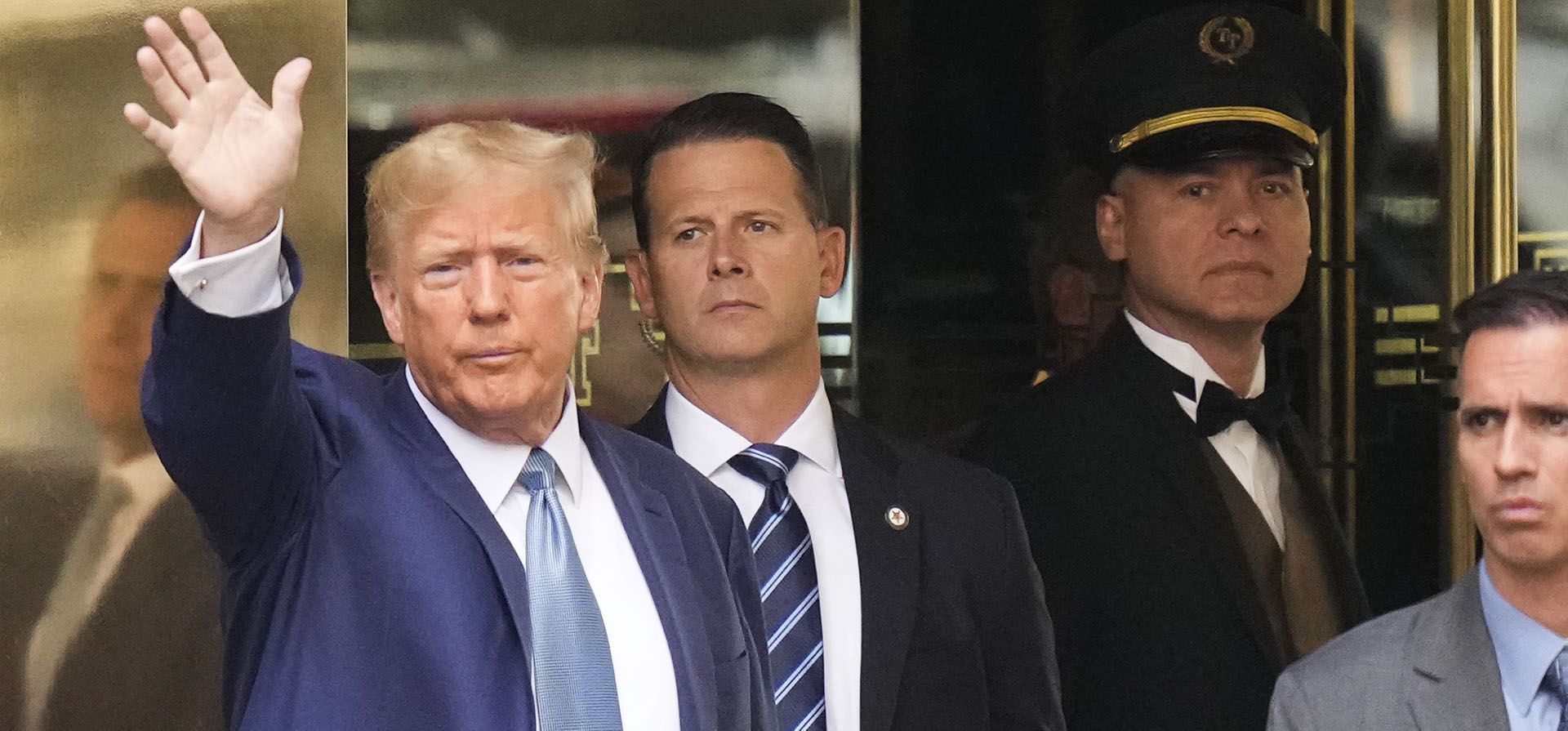 El expresidente Donald Trump saluda asus seguidores al salir de la Torre Trump en Nueva York, el jueves 13 de abril de 2023. Se espera que Trump visite las oficinas del fiscal general de Nueva York para su segunda declaración en una batalla legal por las prácticas comerciales de su empresa. (Foto AP/Seth Wenig)