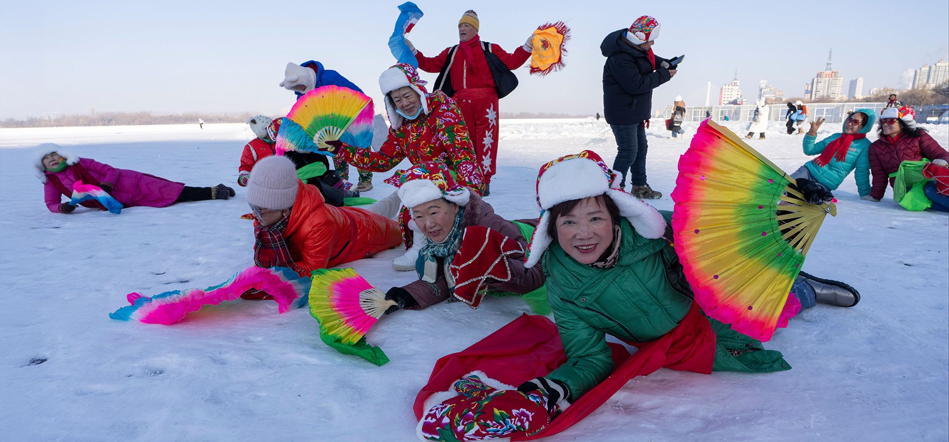 Miembros de un grupo de danza posan para fotos en un río congelado en Harbin, en la provincia de Heilongjiang, al noreste de China, el lunes 5 de enero de 2026. (Foto AP/Ng Han Guan) Miembros de un grupo de danza posan para fotos en un río congelado en Harbin, en la provincia de Heilongjiang, al noreste de China, el lunes 5 de enero de 2026. (Foto AP/Ng Han Guan)
