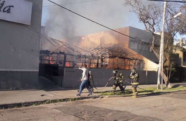 Destrucción total por un incendio de un tradicional comedor de la costanera