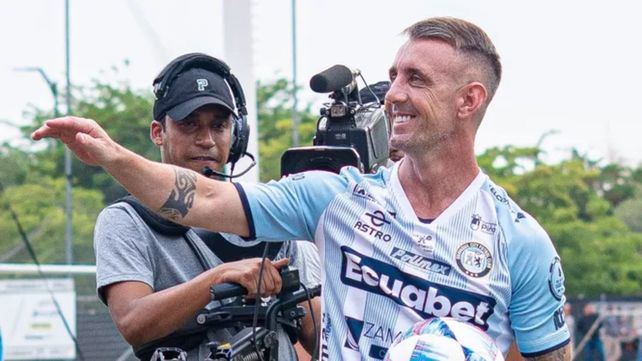 Damián Díaz se ríe tras el blooper que lo tuvo como protagonista en su presentación en su nuevo club.