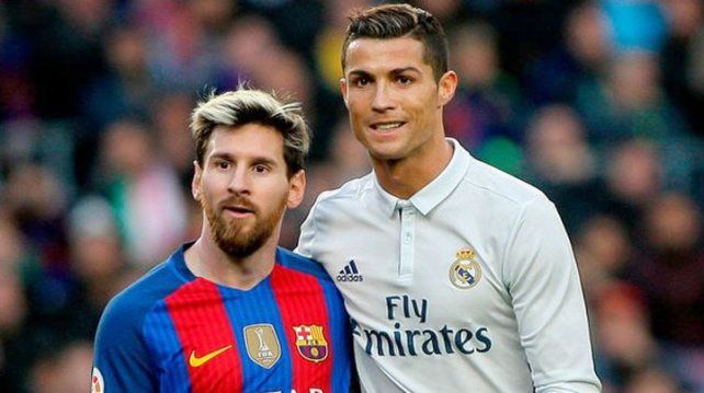 El apasionado beso entre Messi y Ronaldo