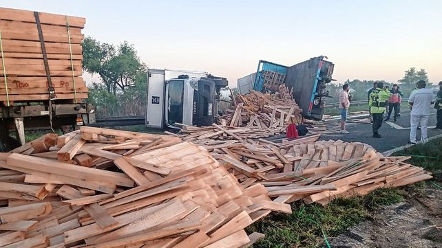 Ruta Nacional 12: dos camiones volcaron y hay demoras en el tránsito