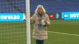 Central-Corinthians: una mujer tiró agua bendita en los arcos del Gigante
