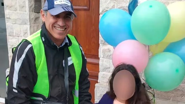 El juez llega al domicilio de la familia que esperaban ansiosos el trámite.