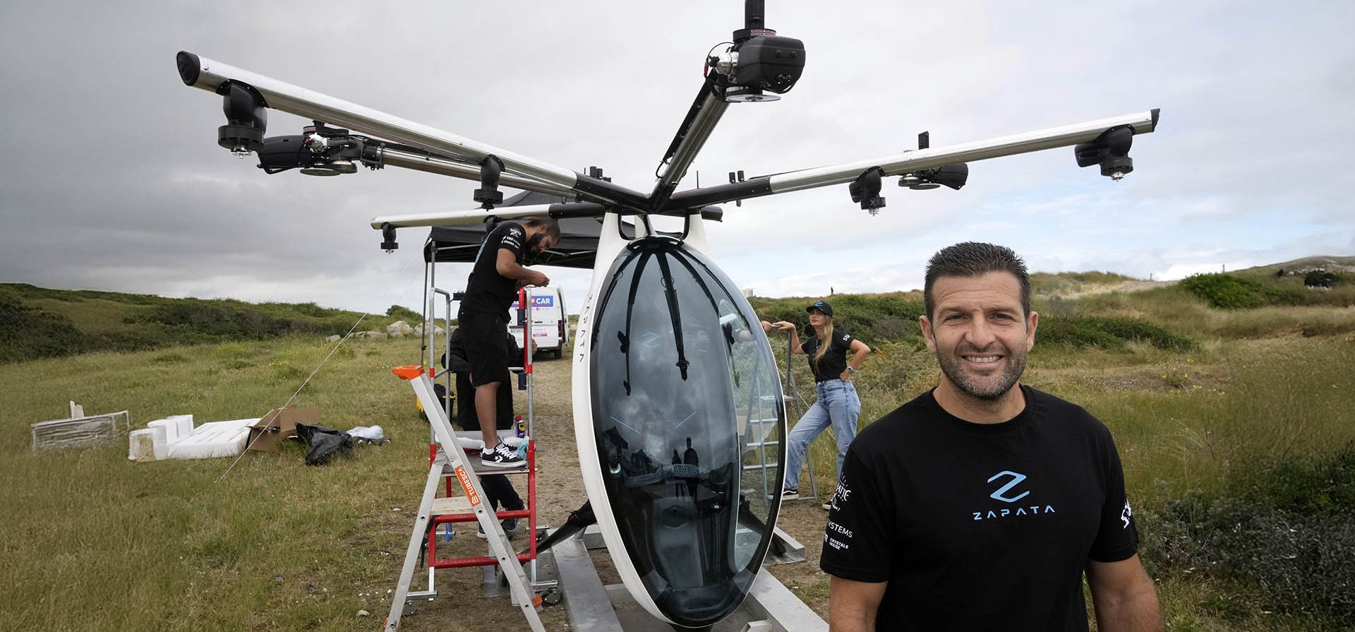 Franky Zapata posa junto a su máquina antes de un intento fallido de cruzar el Canal de la Mancha el viernes 25 de julio de 2025 en Sangatte, norte de Francia. El piloto cayó al agua al intentar atravesar el canal en una nave experimental. (Foto AP/Michel Euler) Franky Zapata posa junto a su máquina antes de un intento fallido de cruzar el Canal de la Mancha el viernes 25 de julio de 2025 en Sangatte, norte de Francia. El piloto cayó al agua al intentar atravesar el canal en una nave experimental. (Foto AP/Michel Euler)