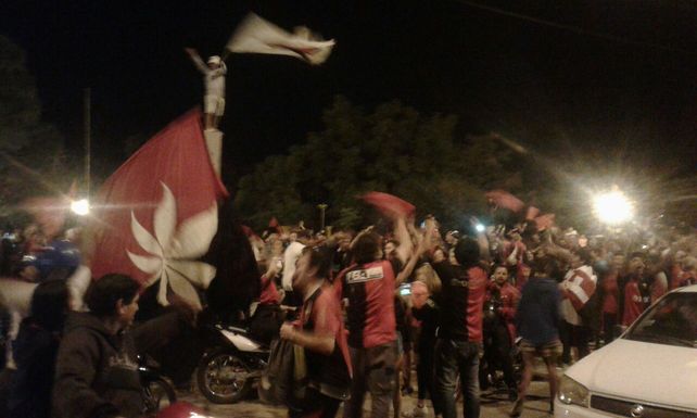 El hincha de Colón explotó y salió a las calles a festejar la clasificación