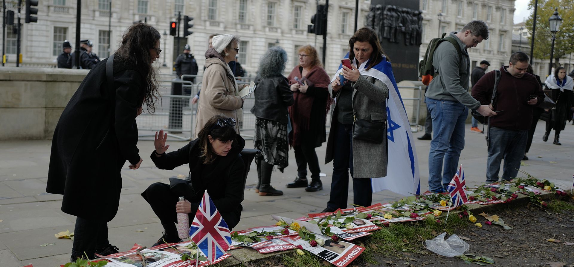 La gente deja carteles con los rostros y nombres de personas que se cree que Hamas tomó como rehenes, durante una vigilia en apoyo de Israel frente a Downing Street en Londres, el martes 7 de noviembre de 2023. (Foto AP/Alberto Pezzali) La gente deja carteles con los rostros y nombres de personas que se cree que Hamas tomó como rehenes, durante una vigilia en apoyo de Israel frente a Downing Street en Londres, el martes 7 de noviembre de 2023. (Foto AP/Alberto Pezzali)