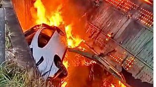 En la Ruta Nacional 14, jurisdicción Corrientes, un camión con acoplado que transportaba automóviles cayó desde un puente y se incendió. Murió el camionero