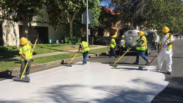Una ciudad pinta sus calles de blanco para hacer bajar los  termómetros