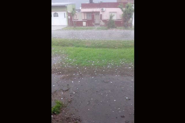 Las piedras que cayeron en la ciudad. Facebook: Macarena Grosso