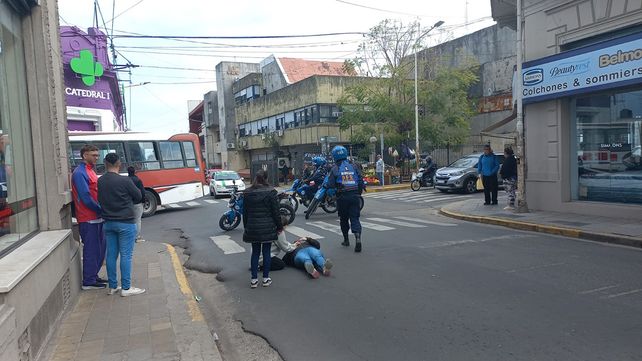 Una mujer debió ser hospitalizada tras ser embestida por una motocicleta. El accidente sucedió en la intersección de Alem y Pellegrini